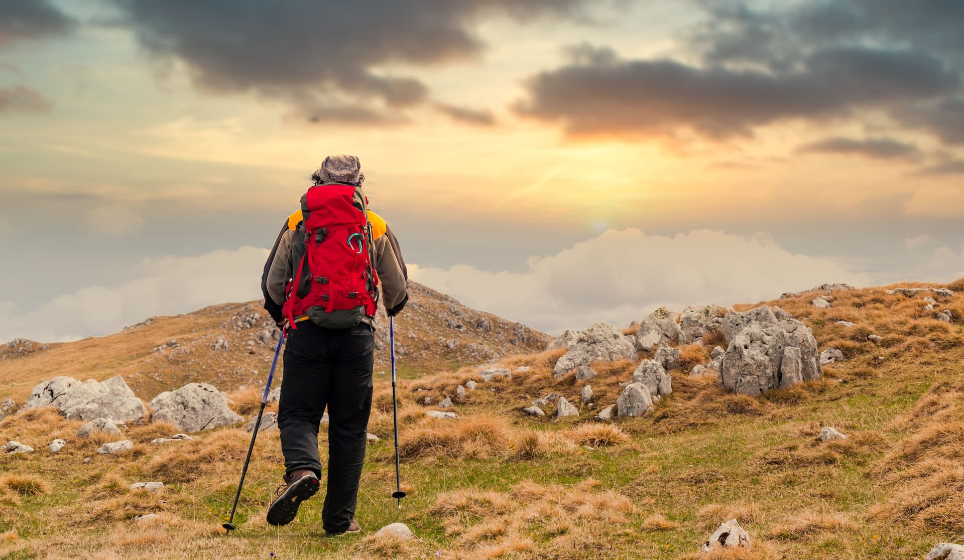 panduan backpacking pendakian gunung indonesia untuk pemula - menikmati momen matahari terbit di puncak gunung