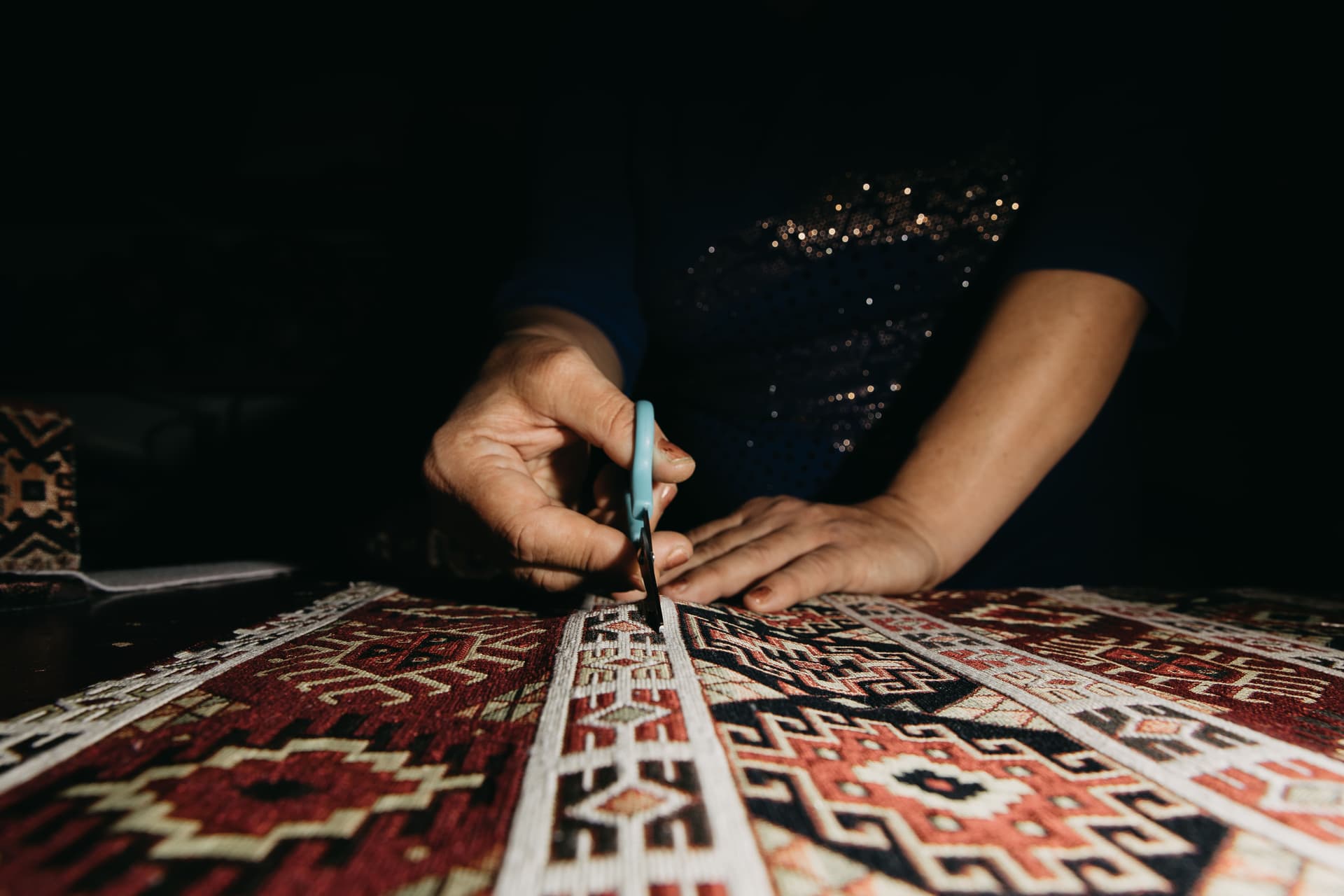 Masyarakat Batak Menunjukkan Kerajinan Tradisional