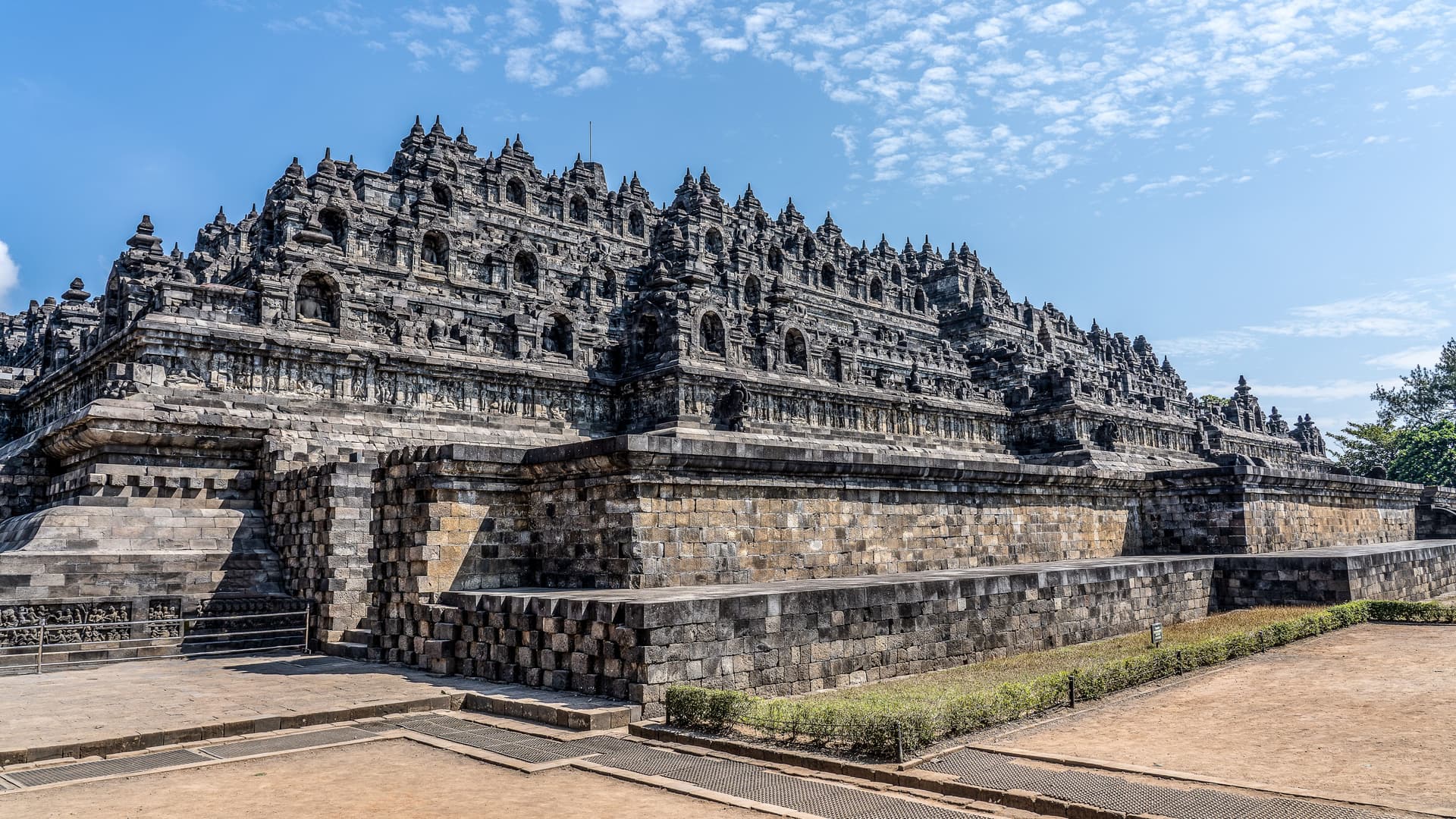 Bangunan megah Candi Prambanan berdiri kokoh di bawah langit cerah