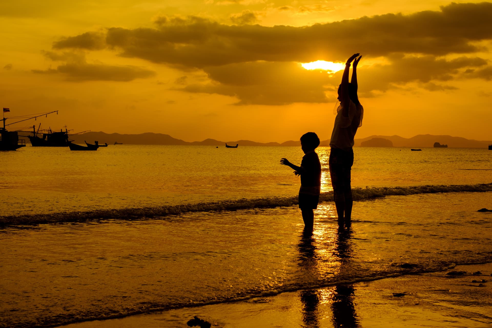 Keluarga berjalan santai menikmati sunset di Pantai Kuta Bali