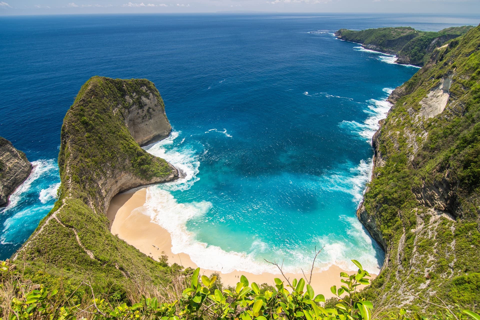 destinasi slow travel terbaik indonesia - pantai nusa penida kelingking beach