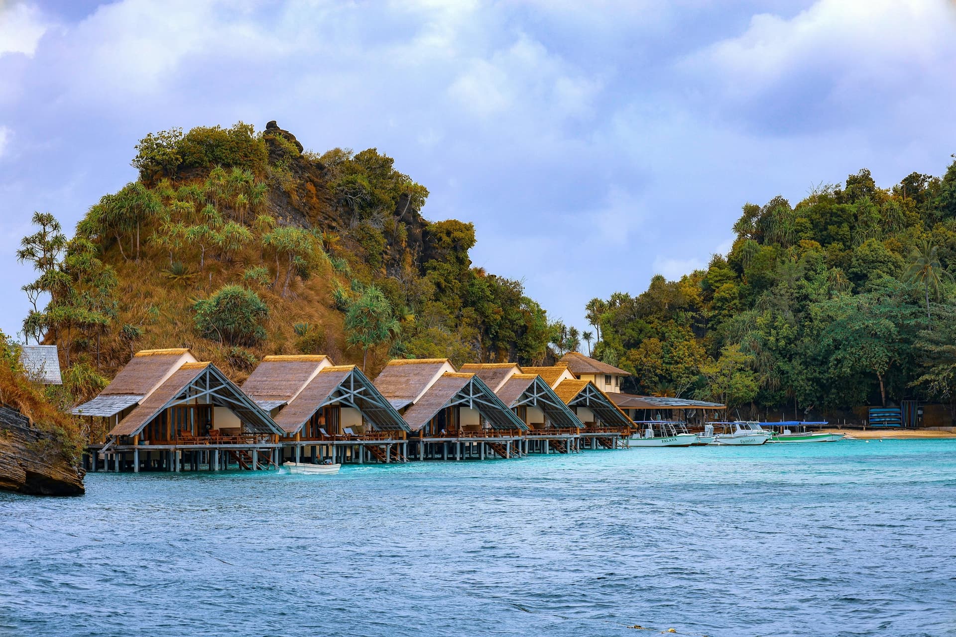 itinerary eco tourism raja ampat untuk pelancong bertanggung jawab - pemandangan homestay apung di kawasan konservasi