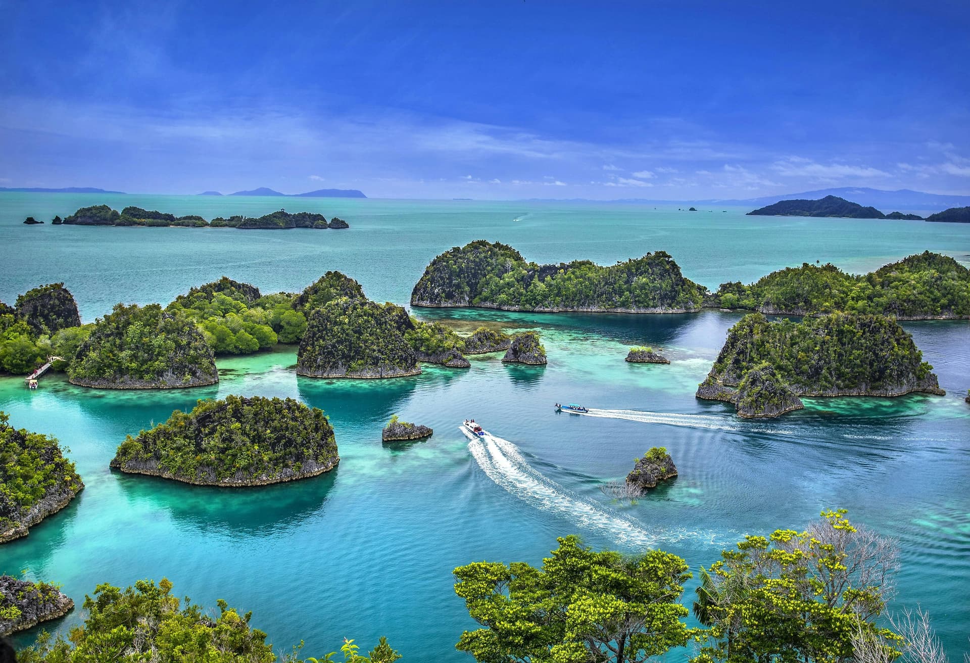 destinasi sustainable tourism indonesia - keindahan laut raja ampat dengan pulau-pulau karst yang memukau