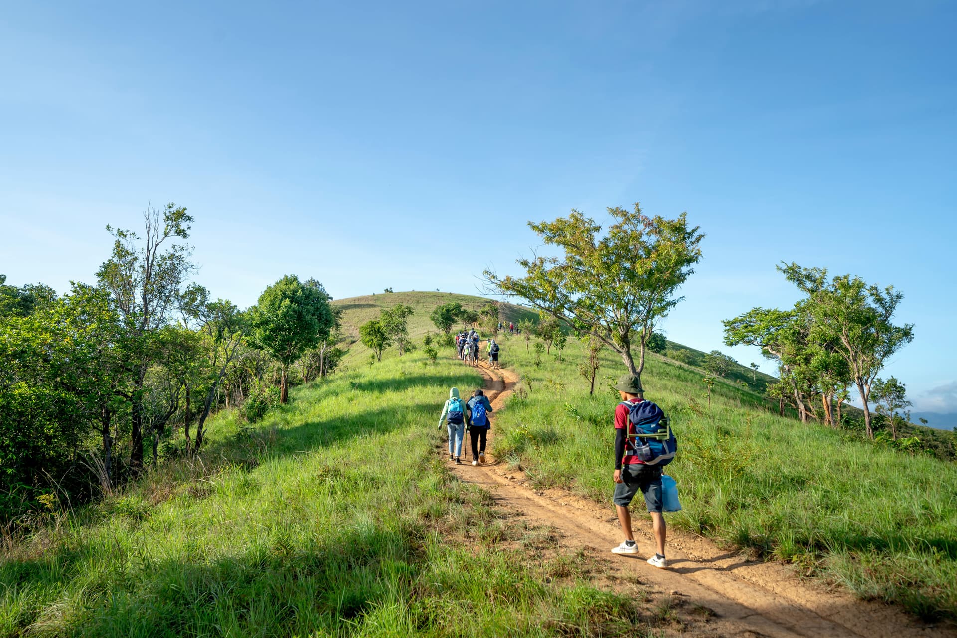 itinerary backpacker petualangan alam indonesia - langkah kaki di rute petualangan terbuka