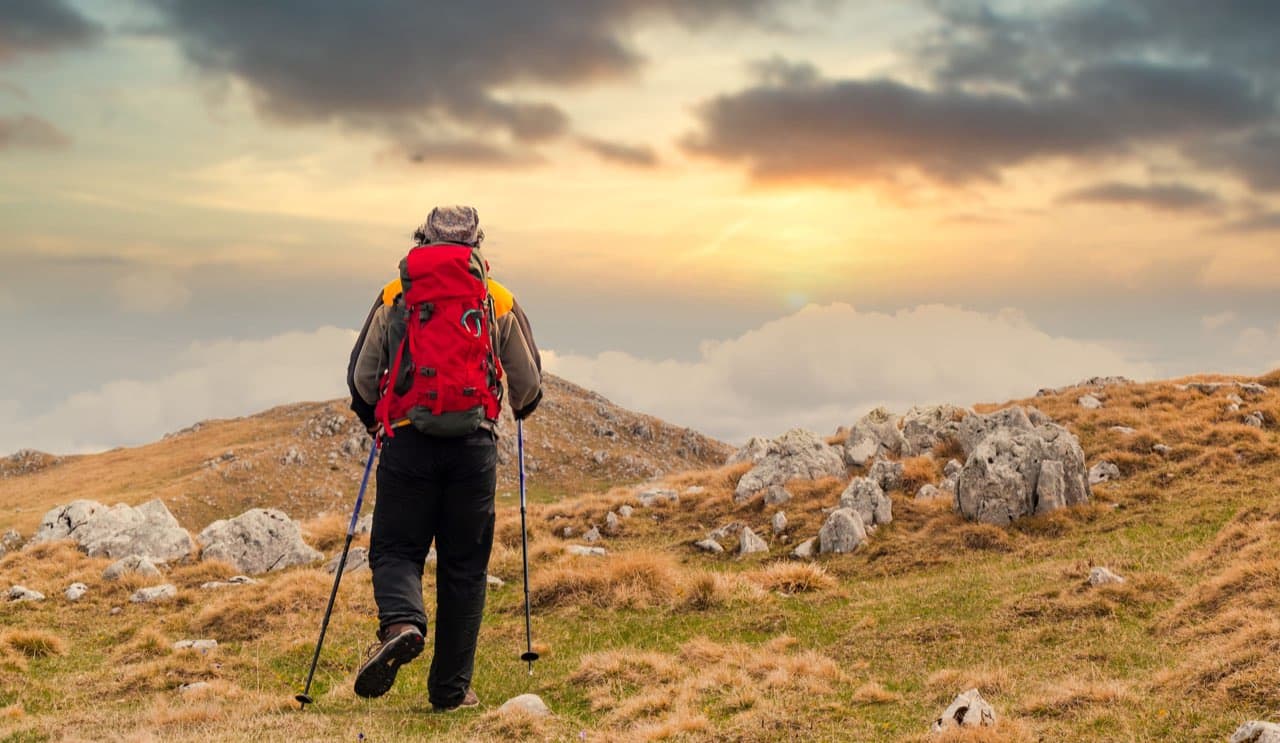panduan backpacking pendakian gunung indonesia untuk pemula - menikmati momen matahari terbit di puncak gunung