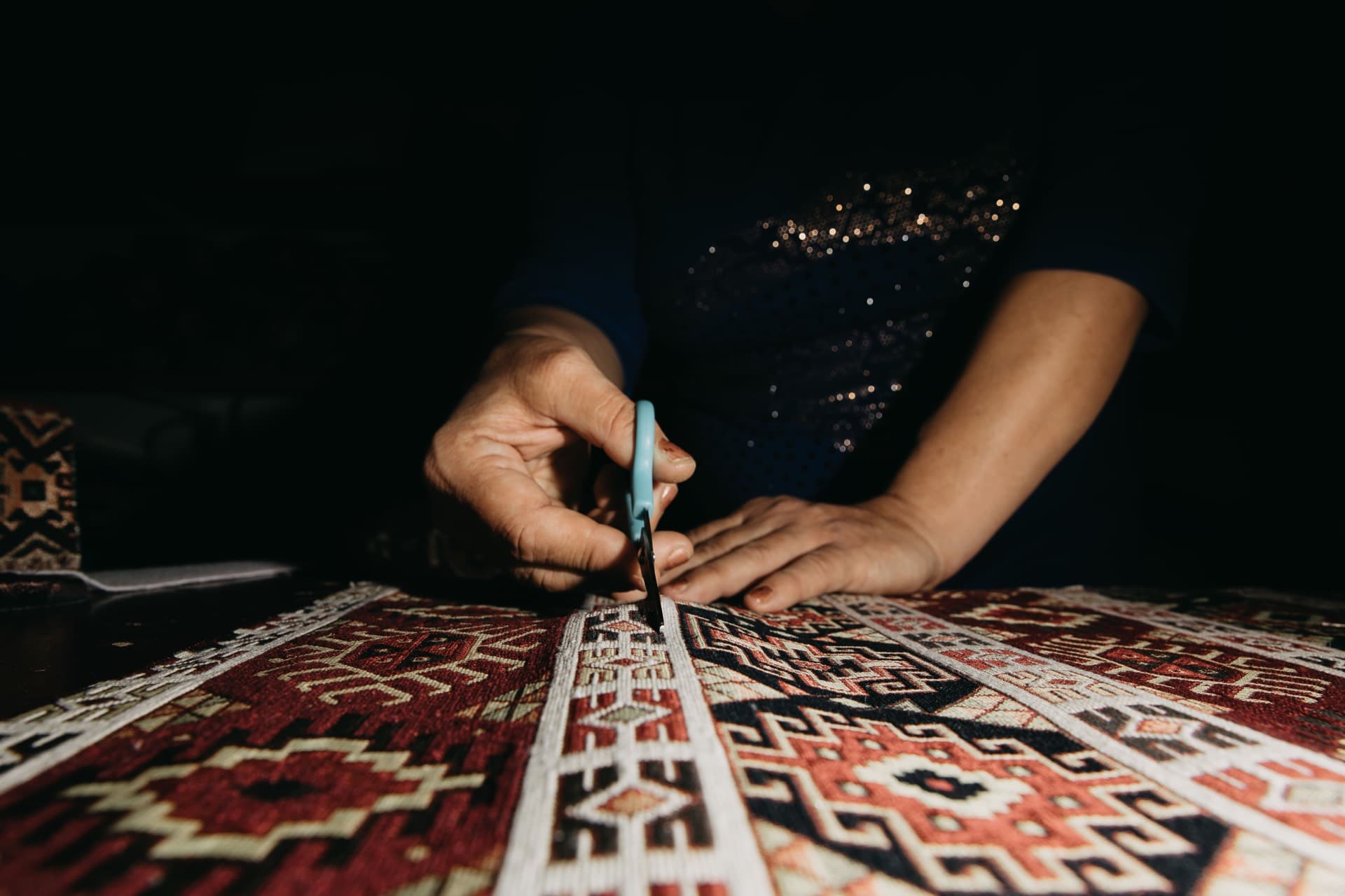 Masyarakat Batak Menunjukkan Kerajinan Tradisional