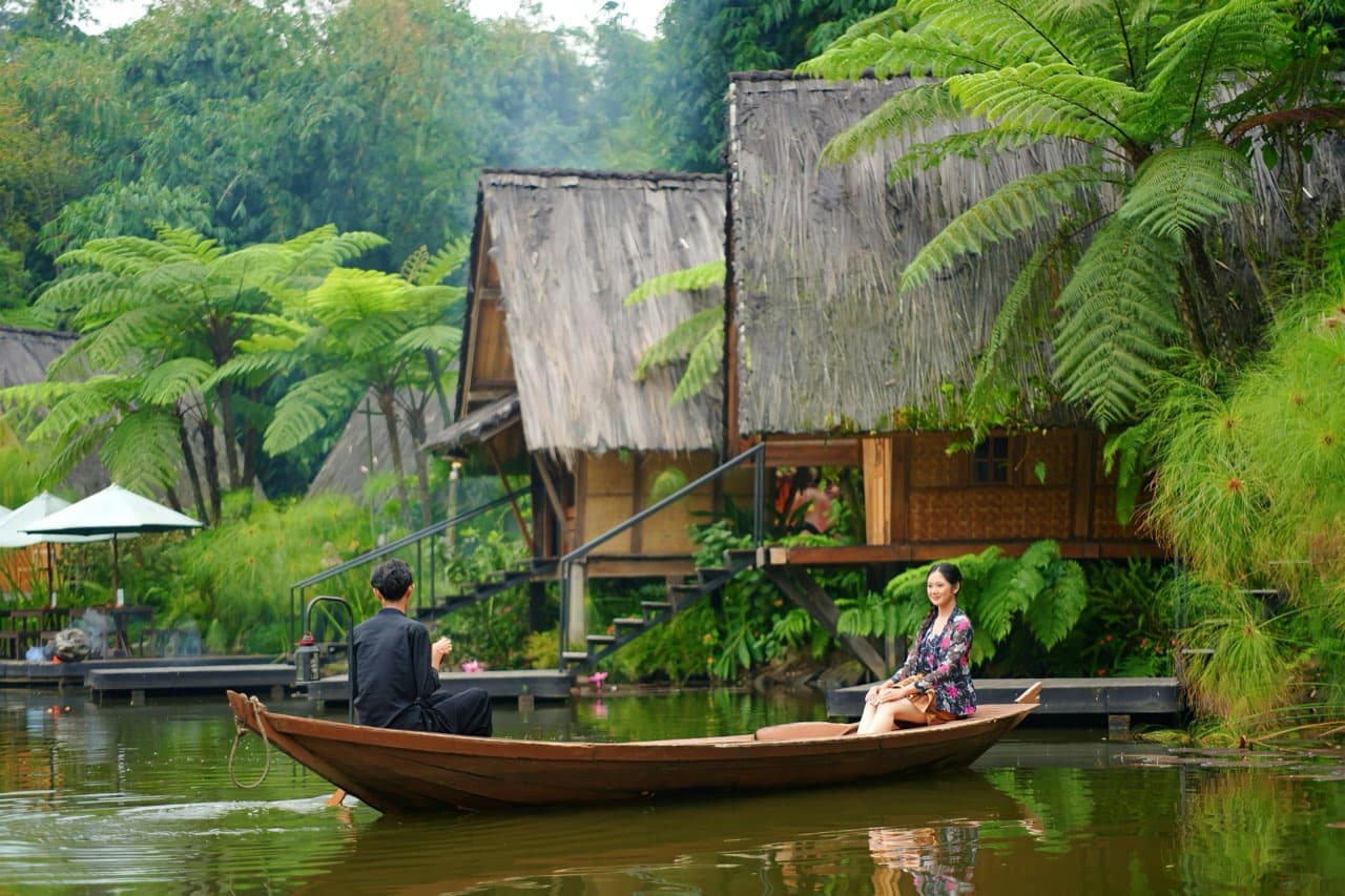 destinasi sustainable tourism terbaik di indonesia 2026 - suasana tenang di tengah alam yang hijau
