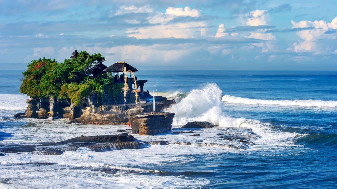 Keindahan Pura Tanah Lot Bali saat sunset — destinasi ikonik untuk pasangan